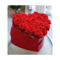 Κόκκινο κουτί σε σχήμα καρδιάς με κόκκινα τριαντάφυλλα