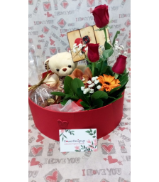 Κουτί με σοκολατάκια, αρκουδάκι και λουλούδια