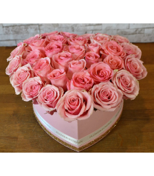 Ροζ κουτί σε σχήμα καρδιάς με ροζ τριαντάφυλλα