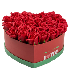 Καρδιά με τεχνητά κόκκινα τριαντάφυλλα σε κουτί
