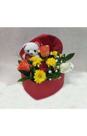 Κόκκινο κουτί καρδιά με αρκουδάκι και λουλούδια