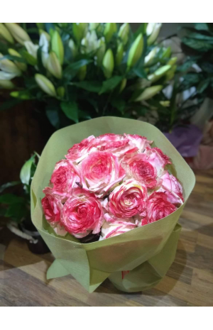 Μπουκέτο με αρωματικά βαμμένα τριαντάφυλλα