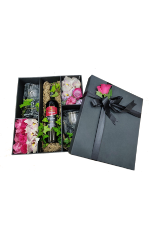 Κουτί με ορχιδέες, τριαντάφυλλα, τροπικά φυλλώματα, κρασί και ποτήρια
