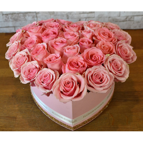 Ροζ κουτί σε σχήμα καρδιάς με ροζ τριαντάφυλλα